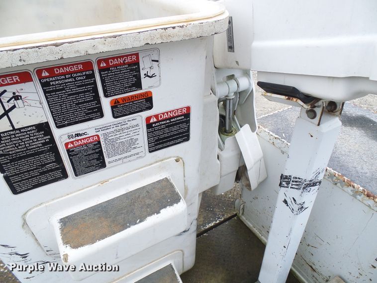 image for item DB2245 2007 GMC C5500 bucket truck