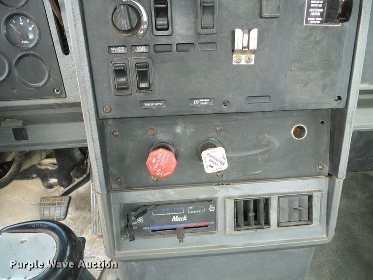 image for item DC5072 1999 Mack CH613 semi truck