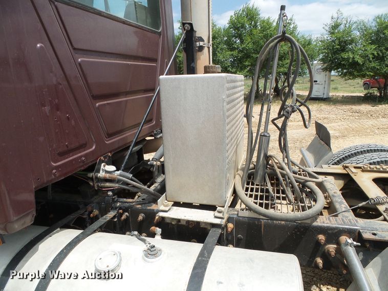 image for item DC5072 1999 Mack CH613 semi truck