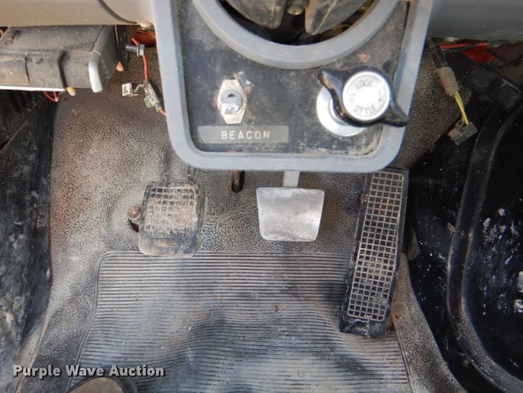 image for item DE3520 1996 Ford F800 crane truck