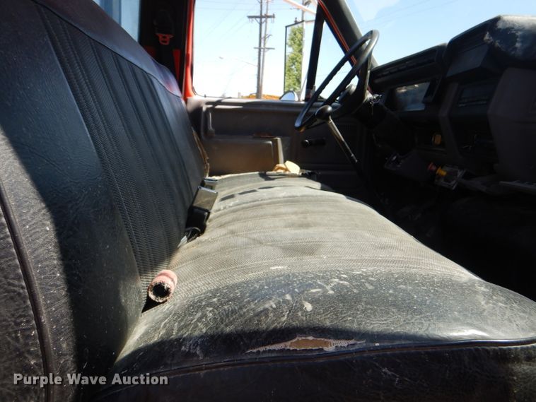 image for item DE3520 1996 Ford F800 crane truck