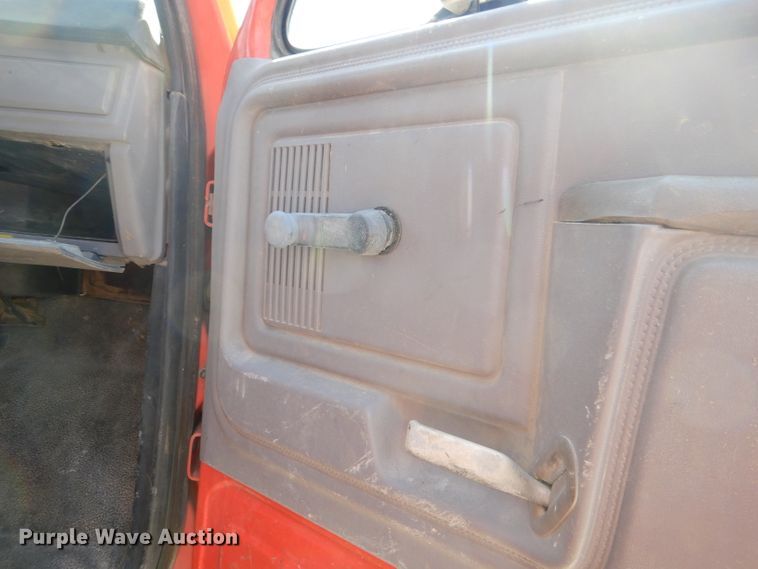 image for item DE3520 1996 Ford F800 crane truck