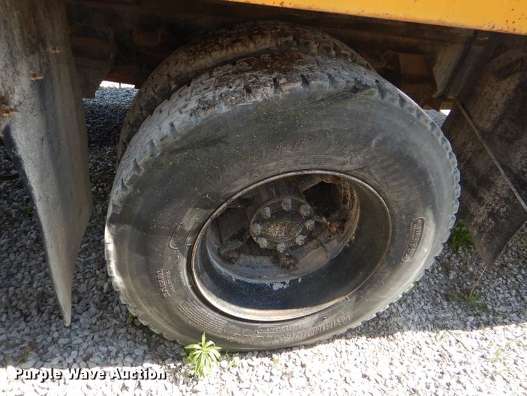 image for item DE3520 1996 Ford F800 crane truck