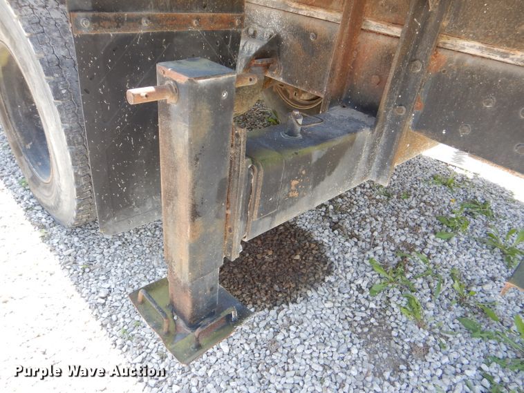 image for item DE3520 1996 Ford F800 crane truck