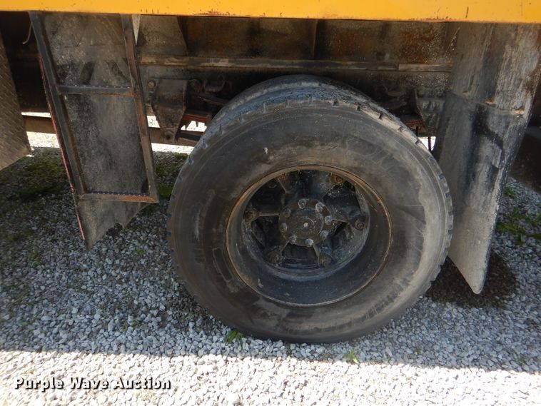 image for item DE3520 1996 Ford F800 crane truck