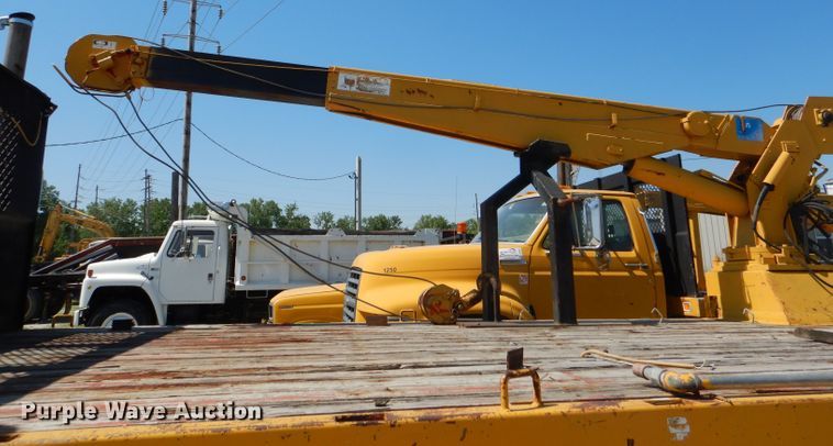image for item DE3520 1996 Ford F800 crane truck