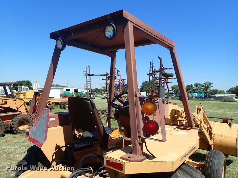 image for item DE5440 1983 Case 480LL landscape tractor