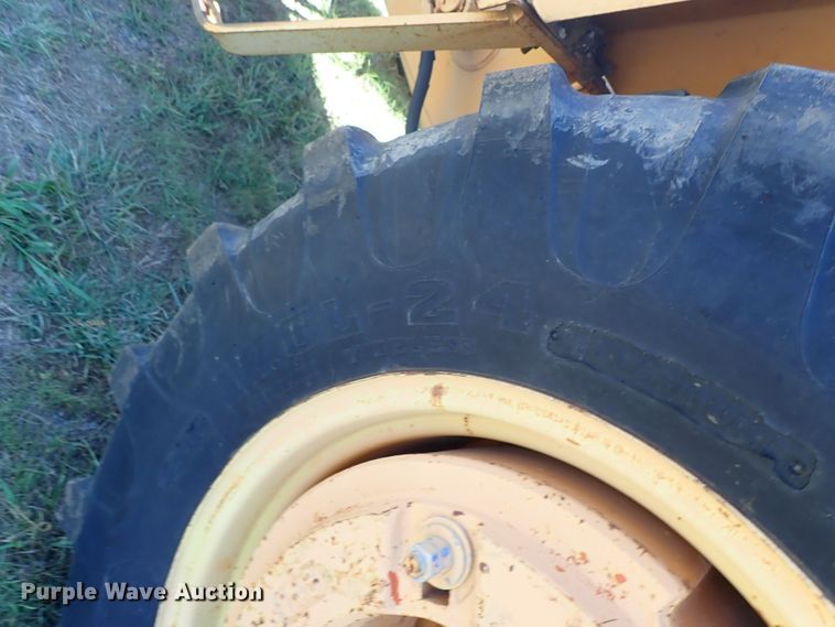 image for item DE5440 1983 Case 480LL landscape tractor