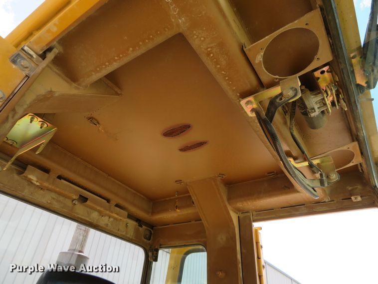 image for item DE8129 1986 Caterpillar 963 LGP track loader