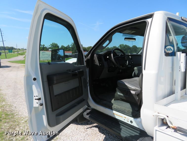 image for item DE8166 2011 Ford F550 Super Duty XL service truck