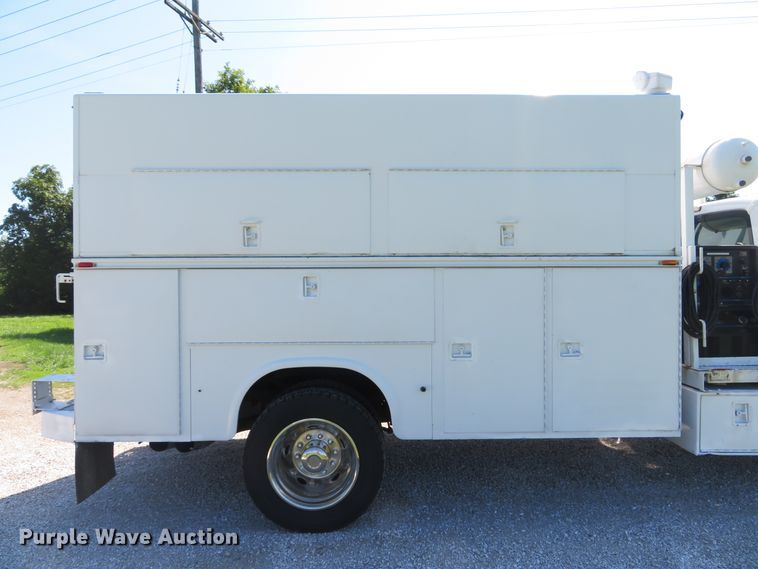 image for item DE8166 2011 Ford F550 Super Duty XL service truck