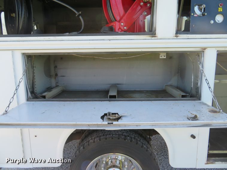 image for item DE8166 2011 Ford F550 Super Duty XL service truck