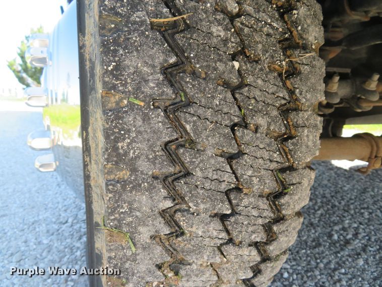 image for item DE8166 2011 Ford F550 Super Duty XL service truck