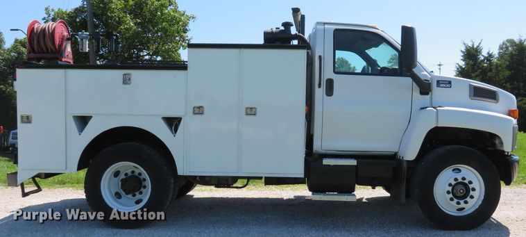 image for item DE8167 2006 GMC C8500 service truck