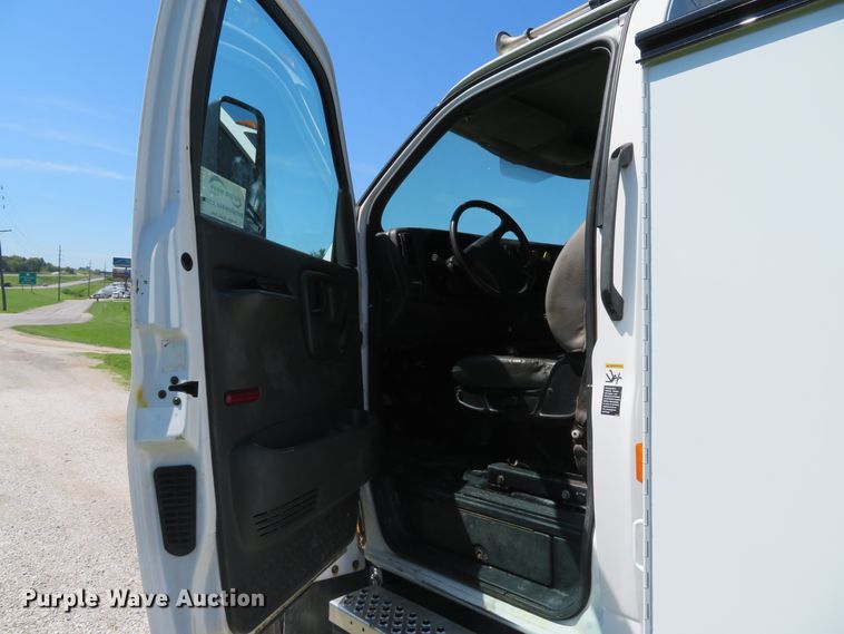 image for item DE8167 2006 GMC C8500 service truck
