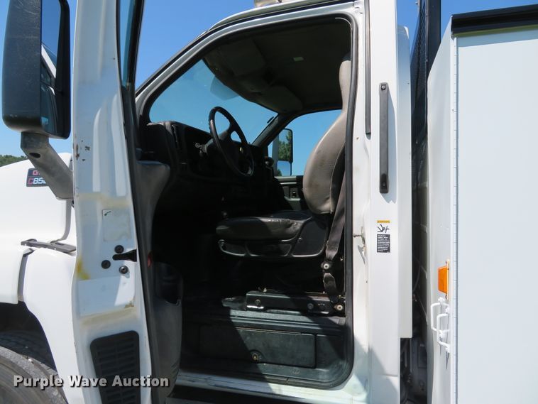 image for item DE8167 2006 GMC C8500 service truck