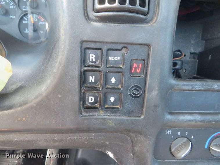 image for item DE8167 2006 GMC C8500 service truck