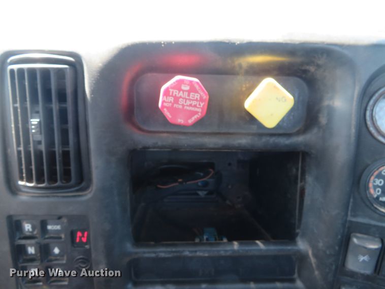 image for item DE8167 2006 GMC C8500 service truck