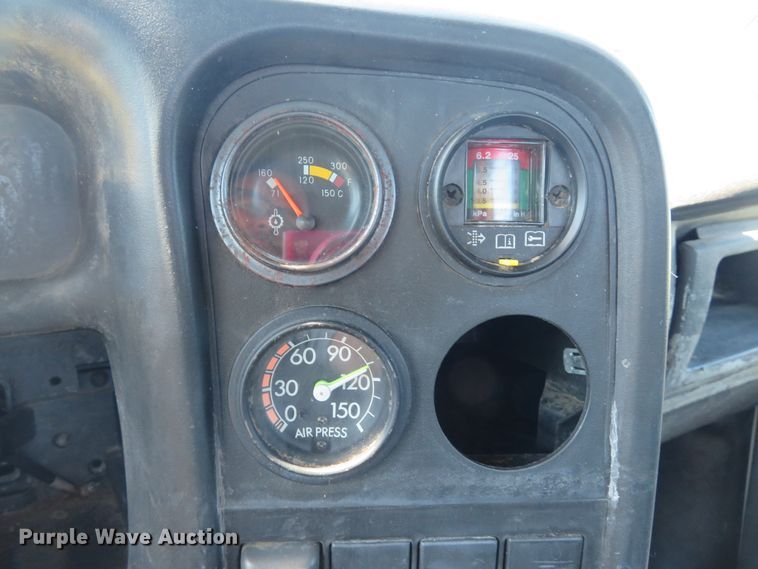 image for item DE8167 2006 GMC C8500 service truck