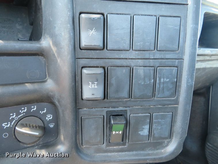 image for item DE8167 2006 GMC C8500 service truck