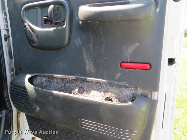 image for item DE8167 2006 GMC C8500 service truck