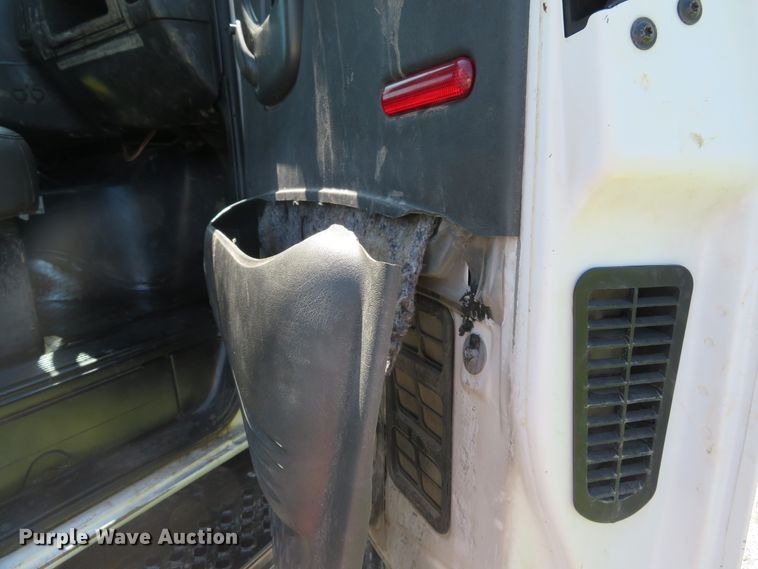 image for item DE8167 2006 GMC C8500 service truck