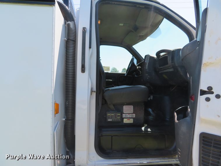 image for item DE8167 2006 GMC C8500 service truck