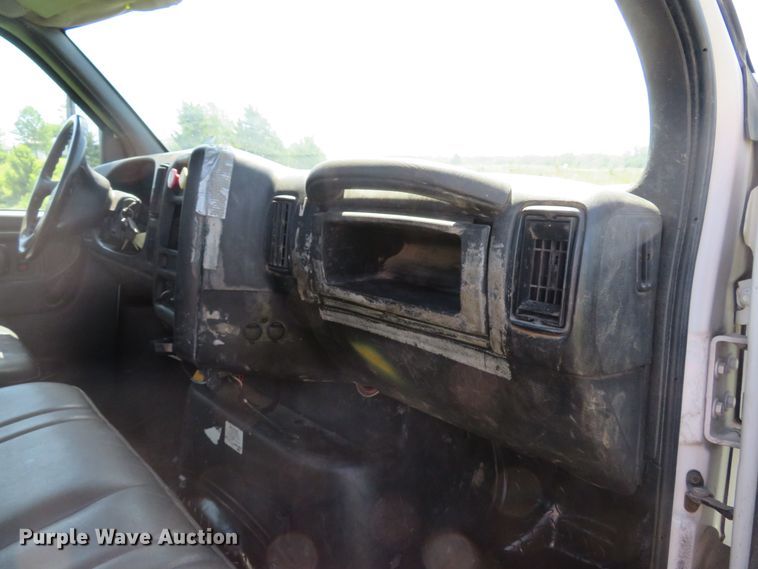 image for item DE8167 2006 GMC C8500 service truck