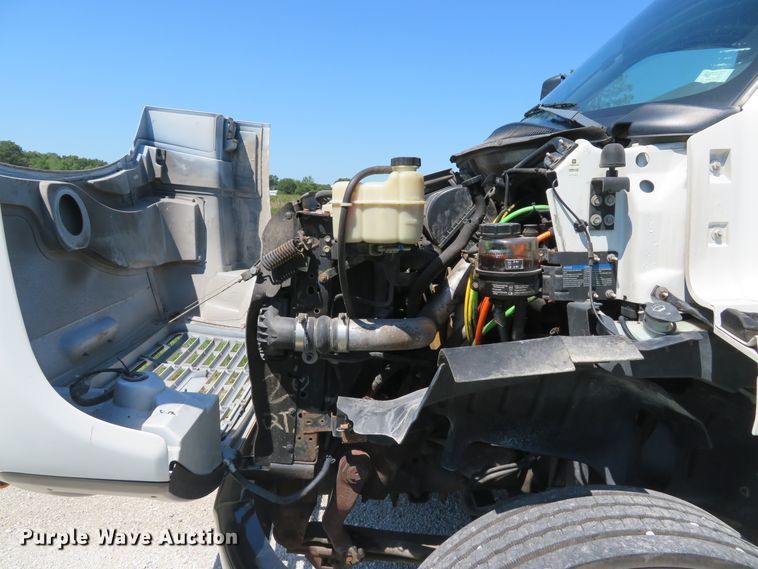 image for item DE8167 2006 GMC C8500 service truck