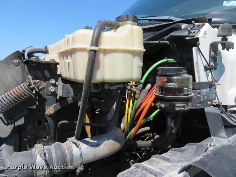 image for item DE8167 2006 GMC C8500 service truck