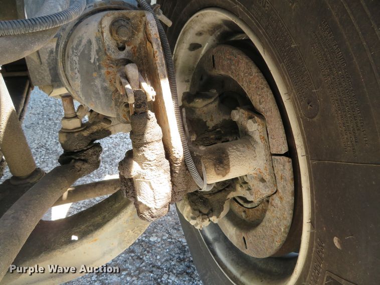 image for item DE8167 2006 GMC C8500 service truck