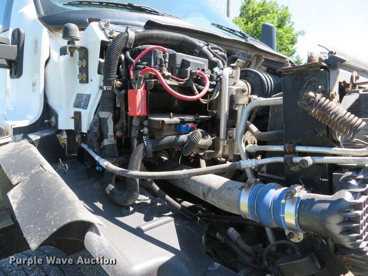 image for item DE8167 2006 GMC C8500 service truck