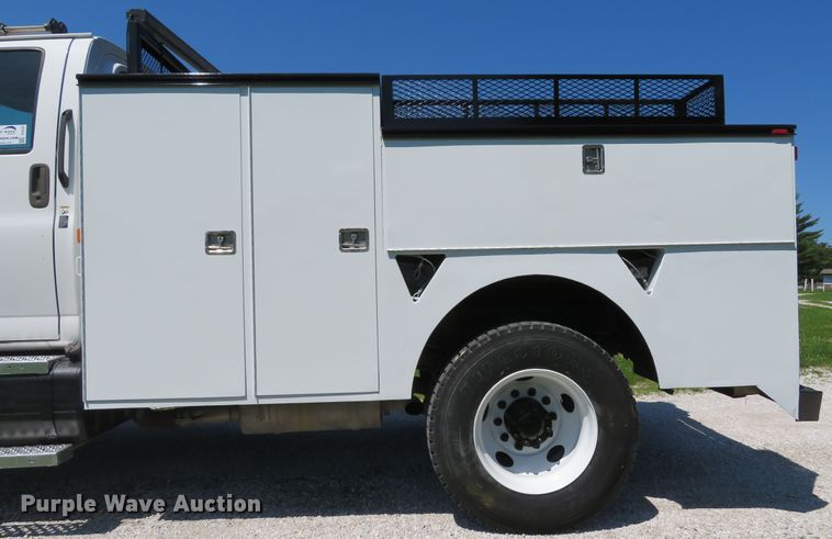 image for item DE8167 2006 GMC C8500 service truck