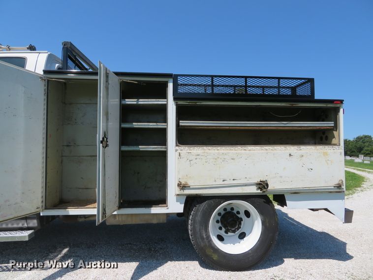 image for item DE8167 2006 GMC C8500 service truck