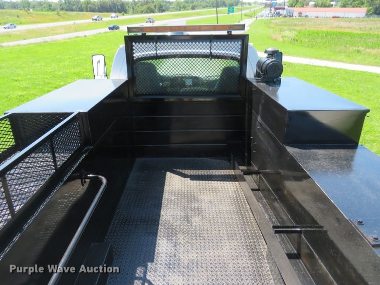 image for item DE8167 2006 GMC C8500 service truck