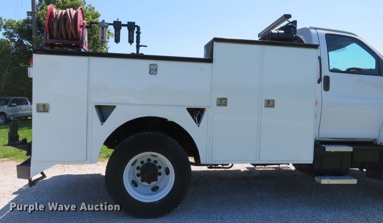 image for item DE8167 2006 GMC C8500 service truck