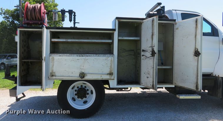 image for item DE8167 2006 GMC C8500 service truck