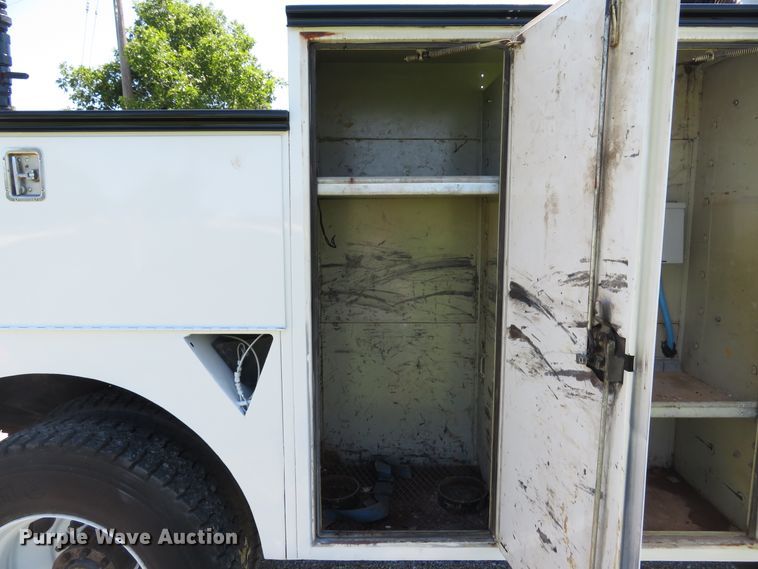 image for item DE8167 2006 GMC C8500 service truck