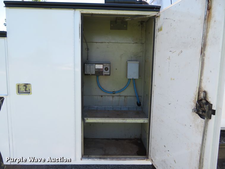 image for item DE8167 2006 GMC C8500 service truck