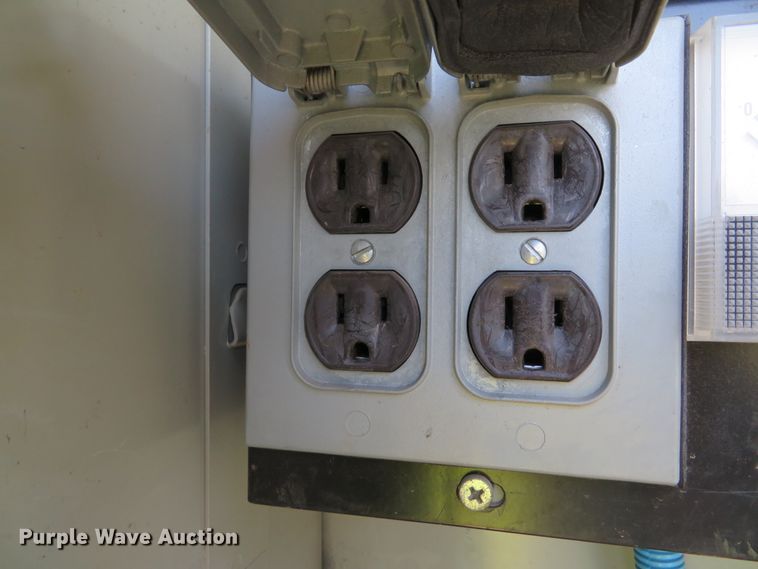 image for item DE8167 2006 GMC C8500 service truck