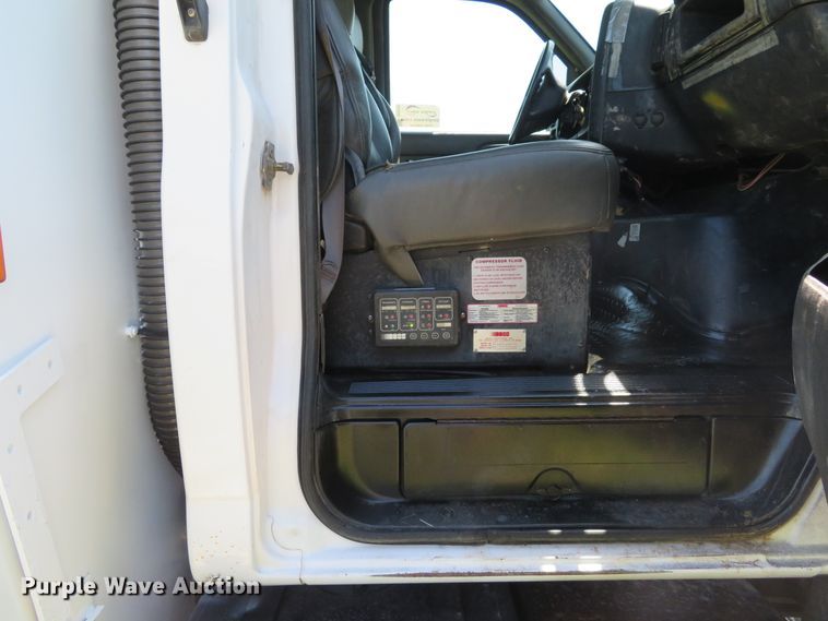 image for item DE8167 2006 GMC C8500 service truck