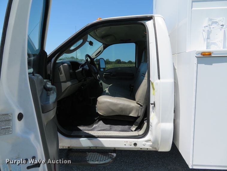 image for item DE8168 2003 Ford F550 Super Duty XL service truck