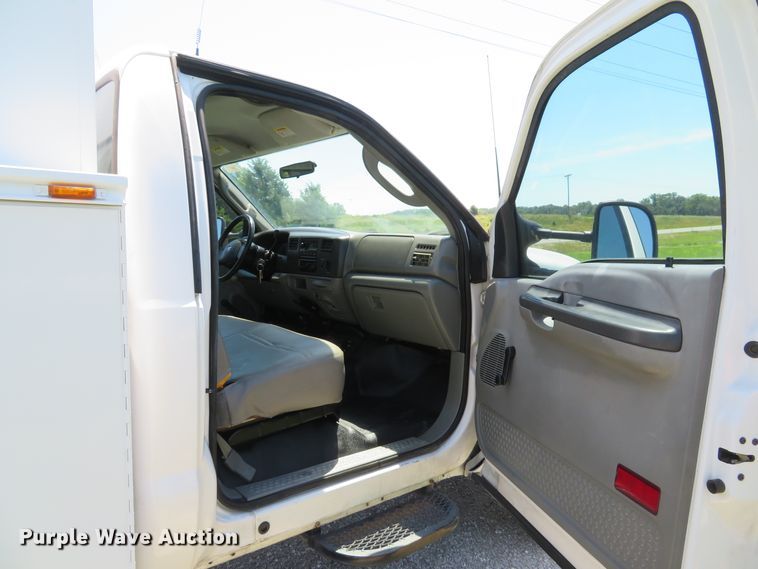 image for item DE8168 2003 Ford F550 Super Duty XL service truck