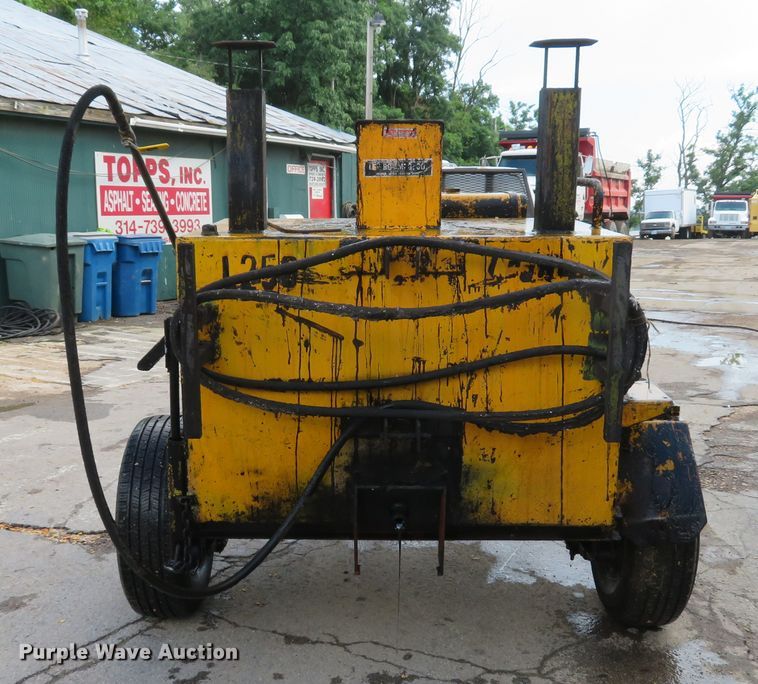 image for item DE8174 Lee Boy L250T asphalt trailer