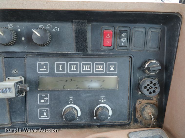 image for item DE8177 2006 John Deere 9520 Scraper Special 4WD tractor