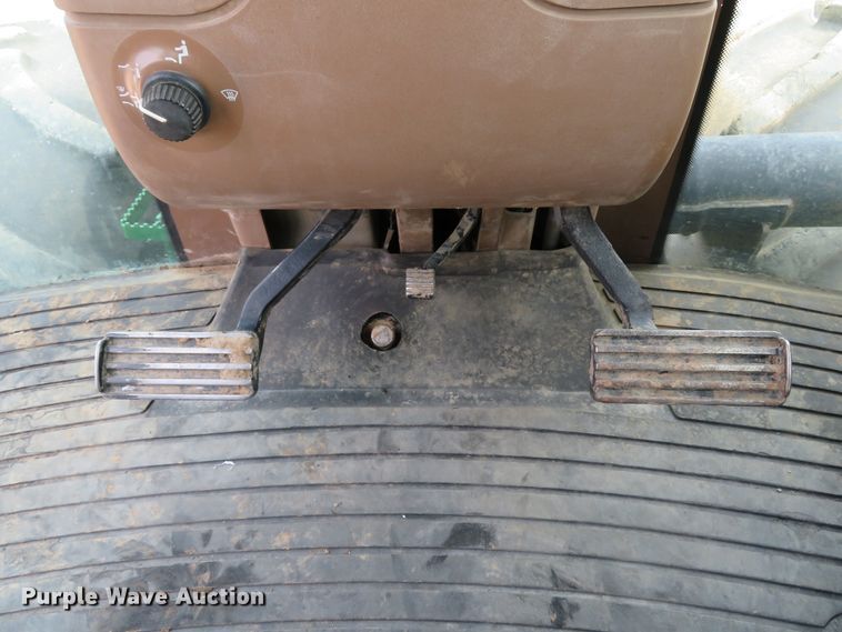 image for item DE8177 2006 John Deere 9520 Scraper Special 4WD tractor