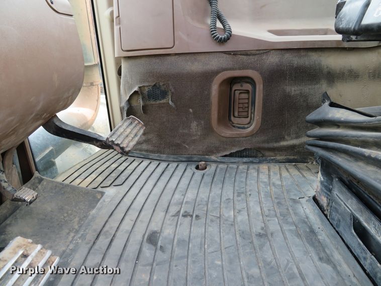 image for item DE8177 2006 John Deere 9520 Scraper Special 4WD tractor