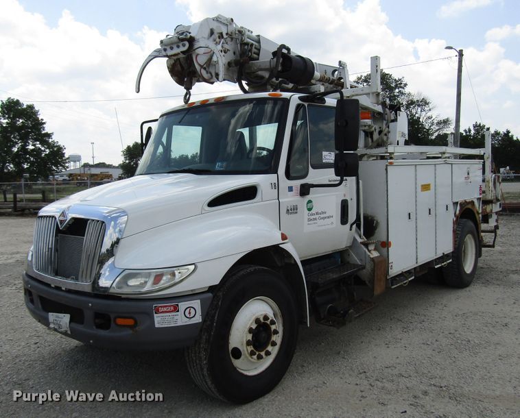 image for item DG1314 2002 International 4400 digger derrick truck