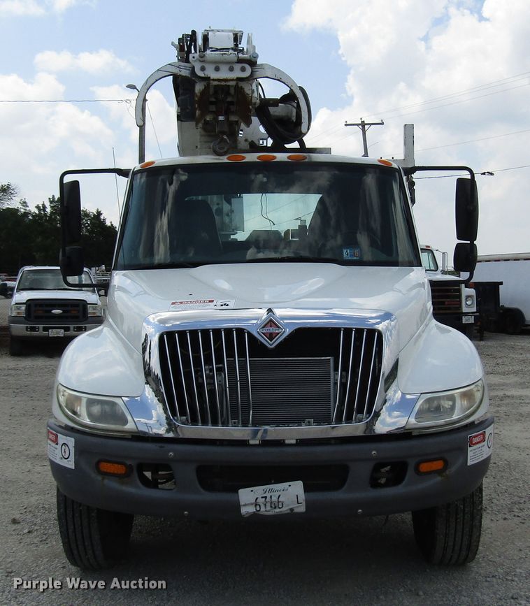 image for item DG1314 2002 International 4400 digger derrick truck