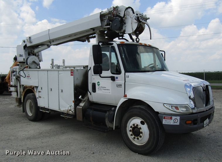 image for item DG1314 2002 International 4400 digger derrick truck